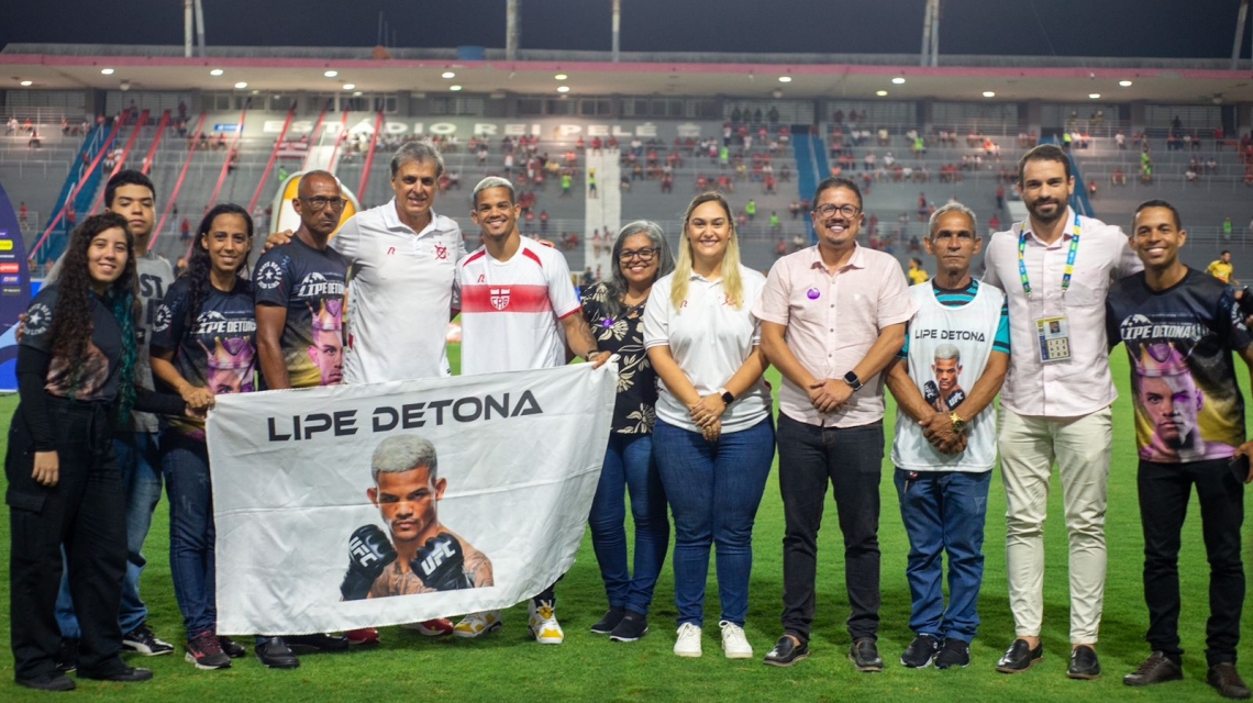 Lipee Detona do UFC recebe camisa personalizada do CRB